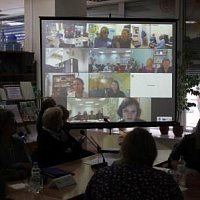 Экран видеоконференцсвязи с региональными участниками конференции.