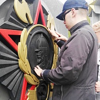 Игорь Мельников тактильно исследует один из памятников в Мемориальном ансамбле «Монумент Славы»