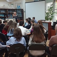 Мураш Татьяна Васильевна (начальник отдела КОБОЧ) рассказывает учащимся о деятельности библиотеки