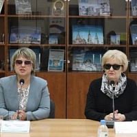 Справа: Вице-президент ВОС Л.П. Абрамова, слева: модератор конференции председатель НОООООИ ВОС Я.В. Логвиненко.