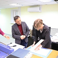 Афанасий Иванович в отделе реформатирования и специальной полиграфии знакомится с процессом создания многоформатных изданий ГБУК НОСБ.