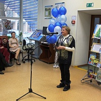 Самсонова Валентина Михайловна читает свои стихи перед гостями библиотеки