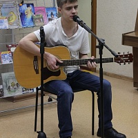 Александр Пасичник исполняет на гитаре авторскую песню