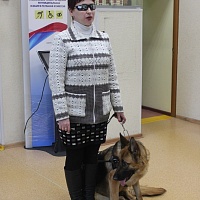 Корнеева Надежда с собакой-проводником Ульфи выступает перед школьниками