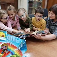 О.Г. Златковская демонстрирует воспитанникам МАДОУ д/с №429 «Теремок» книжки из фонда «Иллюстрированные книжки для маленьких слепых детей»