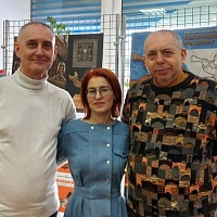 Совместное фото директора библиотеки Ю.Ю. Лесневского с артистами - Юлией и Владимиром.
