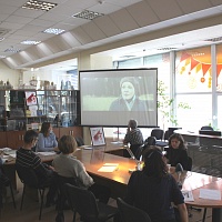 На фото: Читатели смотрят короткометражный фильм «Обещание».