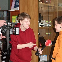 Корреспонденты «Новосибирских новостей» берут интервью у читательницы ГБУК НОСБ С. Лапацкой
