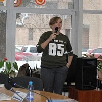 Татьяна Джемилева, волонтер движения «Белая трость», рассказывает о том, как она пришла в движение и отвечает на вопросы участников мероприятия.