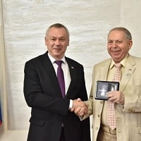 Губернатор Новосибирской области Андрей Травников и директор ГБУК НОСБ Юрий Лесневский (слево направо)