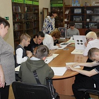 Читальный зал. Ученики школы изучают многоформатные издания, посвященные войне 1812 года