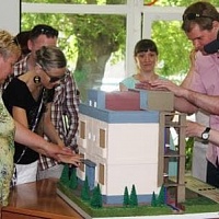 На фото: участники Форума знакомятся с интерактивным макетом «Многоэтажный дом с инженерными системами»