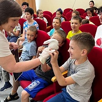 Ольга Григорьевна показывает детям перчаточную куклу «заяц»