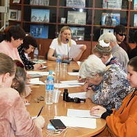 Пользователи библиотеки в читальном зале ГБУК НОСБ в процессе написания диктанта.