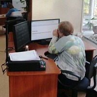 Читательница ГБУК НОСБ использует компьютер для написания диктанта.