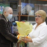 Н. В. Ярославцева поздравляет библиотеку в лице директора Ю.Ю. Лесневского с юбилеем