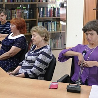 Выступающие сидят за столом (слева направо) Александр Пасечник, Валентина Дёмина, Валентина Самсонова, Марина Репина