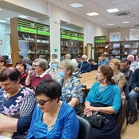 Слушатели в читальном зале ГБУК НОСБ во время концерта.