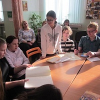 Учащиеся школы-интерната № 39 читают книгу в рельефно-точечном формате