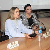 Выступают руководители Центра независимой жизни “Финист”»: председатель А.Н.Мурашкина (слева) и исполнительный директор Ю.Э.Львутина