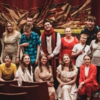 Общая фотография читателей ГБУК НОСБ с актерами театра «Глобус»