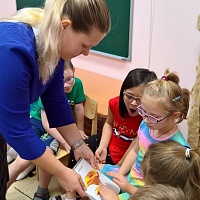 Дети изучают рельефно-графическое изображение лисички