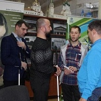 Михаил Войцеховский после мероприятия общается с читателями НОСБ.