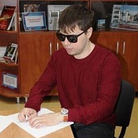 Сотрудник ГБУК НОСБ И.Д. Мельников в процессе написания диктанта шрифтом Брайля.