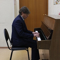 Глеб Никулин за фортепиано исполняет импровизацию