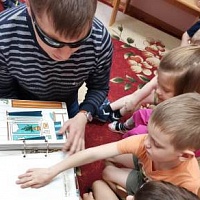 Воспитанники детского сада тактильно исследуют издания из «Дома мастеров»