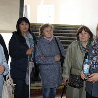 Санникова Наталья Владимировна (справа) рассказывает об истории Консерватории