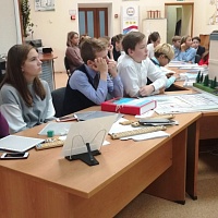 Ученики 7 класса внимательно слушают о проектной деятельности ГБУК НОСБ. На столе демонстрируется познавательный интерактивный модуль «Системы и узлы многоквартирного дома»