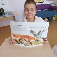 Воспитанник специальной (коррекционной) школы-интерната № 37 демонстрирует иллюстрации книги «Лиса и козёл»