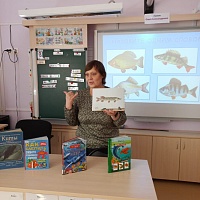 Главный библиотекарь ГБУК НОСБ О.Г. Златковская рассказывает ребятам о видах рыб.