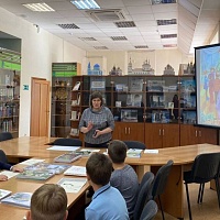 Учащиеся 2-го класса МБОУ города Новосибирска СОШ «Перспектива» за столом в читальном зале ГБУК НОСБ.