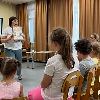 Ольга Григорьевна Златковская рассказывает детям о праздновании Пушкинского дня России (6 июня). 