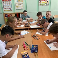 Воспитанники «Специальной (коррекционной) школы № 14» рисуют карандашами.
