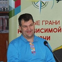 Михаил Войцеховский отвечает на вопросы участников встречи.
