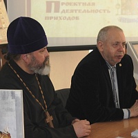 Отец Иаков и директор библиотеки Ю.Ю. Лесневский приветсвуют участников семинара