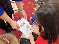 Рельефно-графические пособия помогают познавать мир детям с нарушениями функций зрения