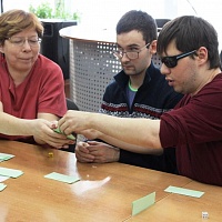 Сотрудник библиотеки Игорь Мельников вытаскивает карточку из рук ведущей игры Жанны Булгаковой.