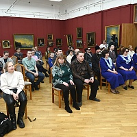 Участники мероприятия сидят на стульях в Екатерининском зале музея перед началом презентации.