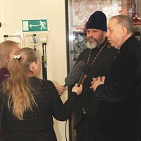 Отец Иаков и Ю.Ю. Лесневский дают интервью для представителей Новосибирской митрополии