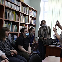 На фото: сотрудник библиотеки демонстрирует посетителям ТСР.