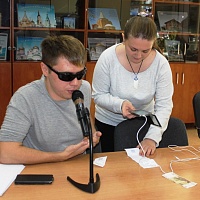 Игорь Мельников (слева) и Ольга Анатольевна (справа) демонстрируют приложения, читающие QR коды и определяющие номинал купюр.