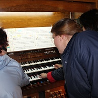 Тамара Лукьяновна, Анна Гордеева и Нонна Кан (слева направо) тактильно исследуют клавиатуру органа