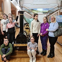 Школьники у макета паровоза в музее Западно-Сибирской железной дороги.