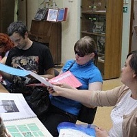 на фото: Александра Симагина (первая справа) демонстрирует  материалы