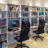 Пространство «Тёплого дома». Вдоль стены расположены книжные шкафы и 3 оборудованных компьютерных места с доступом в интернет.