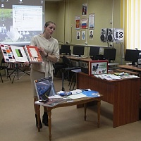 М.И. Копысова (заместитель директора) демонстрирует сотрудникам МКУ «Коченевская ЦБС» пособия изданные в специальной библиотеке